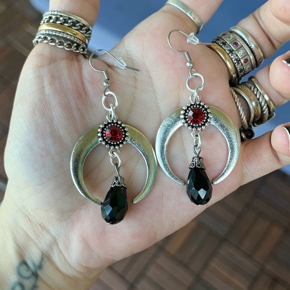 Silver up side down crescent moon lunula horns red stone goth boho earrings - Picture 10 of 13